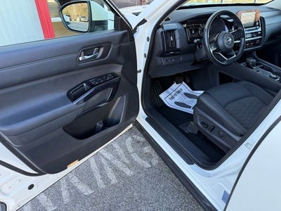 2022 Nissan Pathfinder SV