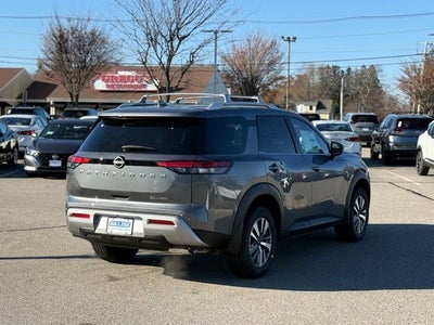 2025 Nissan Pathfinder SL