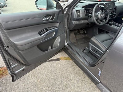 2025 Nissan Pathfinder SL