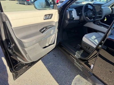 2025 Nissan Pathfinder SL